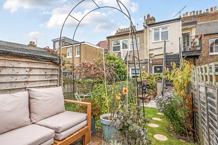 2 Bedroom Maisonette For Sale In Glenville Avenue, Enfield, EN2