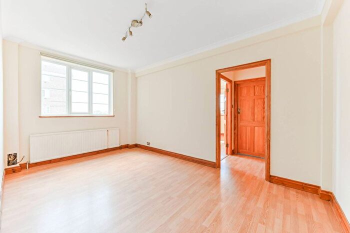 2 Bedroom Flat For Sale In Elmers End Road, Anerley, London, SE20