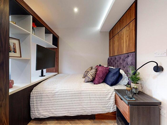 Apartment To Rent In Apt, Live Oasis Wade Lane #, LS2