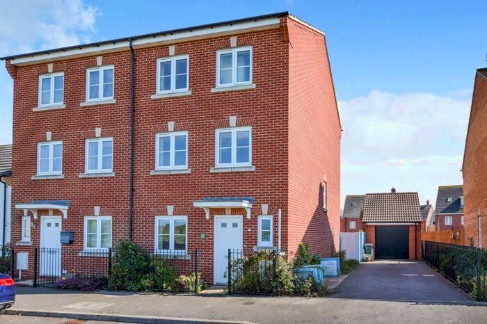 4 Bedroom Semi-Detached House To Rent In Crispin Drive, Woodlands Park, Bedford, MK41