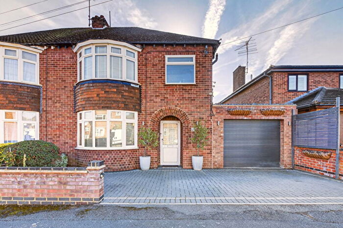 3 Bedroom Semi-Detached House For Sale In Park Avenue, Rushden, NN10