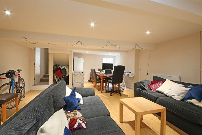 6 Bedroom Property To Rent In Hoyle Road, Tootng, Tooting, SW17