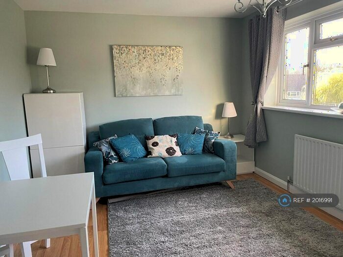 Studio To Rent In Englemere Road, Bracknell, RG42