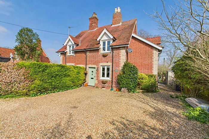 3 Bedroom Semi-Detached House For Sale In West Hall Drive, Mundford, IP26