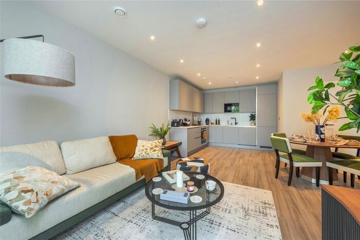 3 Bedroom Flat For Sale In Park North, Stamford Road, N15