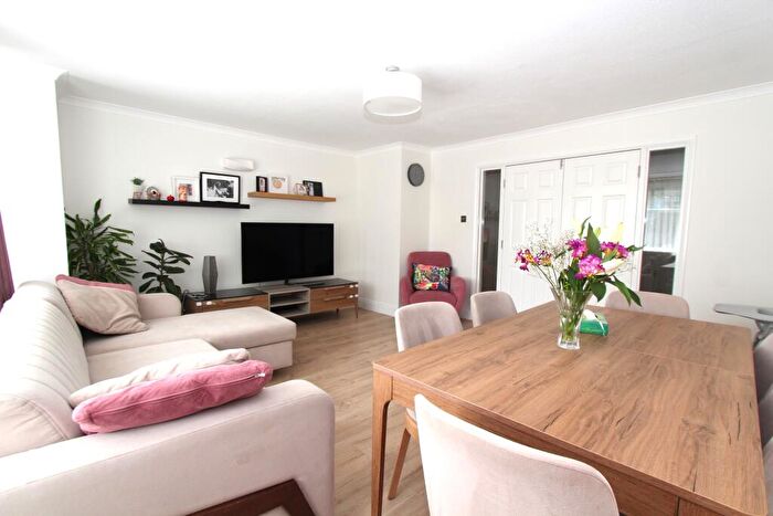 2 Bedroom Flat To Rent In Caroline Court, Bath Road, Reading, RG1