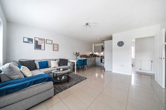 2 Bedroom Flat For Sale In Waratah Drive, Chislehurst, Kent, BR7