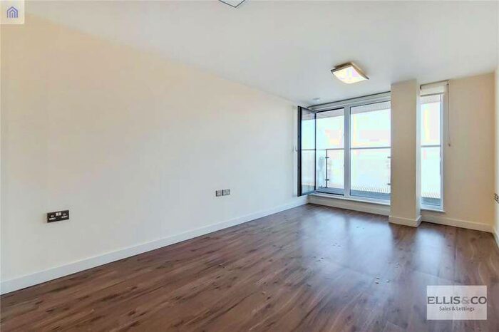 2 Bedroom Flat To Rent In The Green, Southall UB2