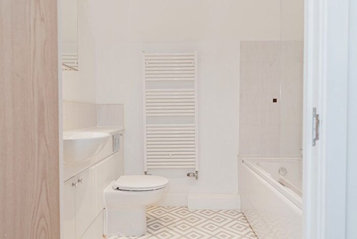 2 Bedroom Flat For Sale In Reigate Hill, Reigate, RH2