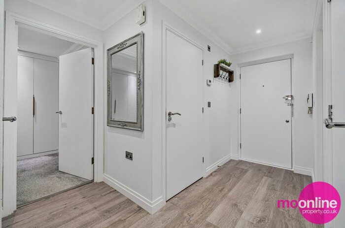 2 Bedroom Flat For Sale In London Road, Bushey, Hertfordshire, WD23