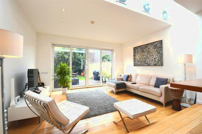 1 Bedroom Flat To Rent In Lydden Grove, London, SW18