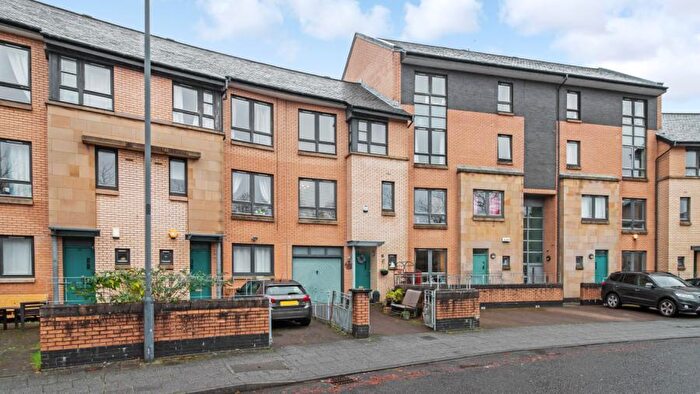 2 Bedroom Flat To Rent In Alexander Crescent, New Gorbals, G5