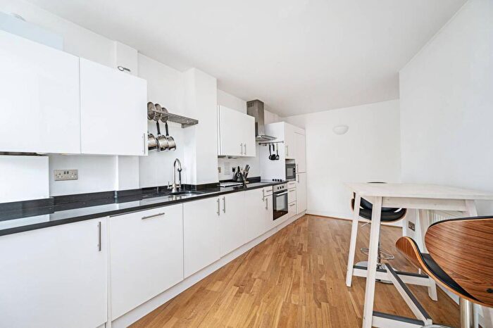 1 Bedroom Flat To Rent In Goswell Road, Angel, London, EC1V