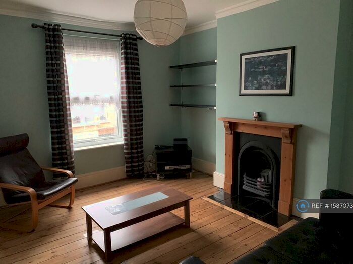 2 Bedroom Flat To Rent In Palace Gates Road, London, N22