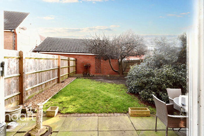 3 Bedroom End Of Terrace House For Sale In Hinds Way, Aylesbury, HP21