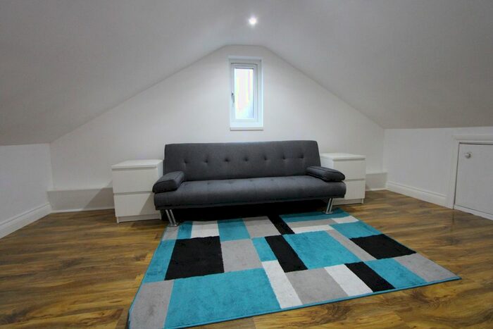 4 Bedroom Flat To Rent In Freshwater Road, Tooting, SW17
