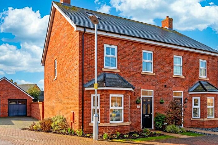 4 Bedroom Semi-Detached House For Sale In Fisher Mead, Biggleswade, SG18