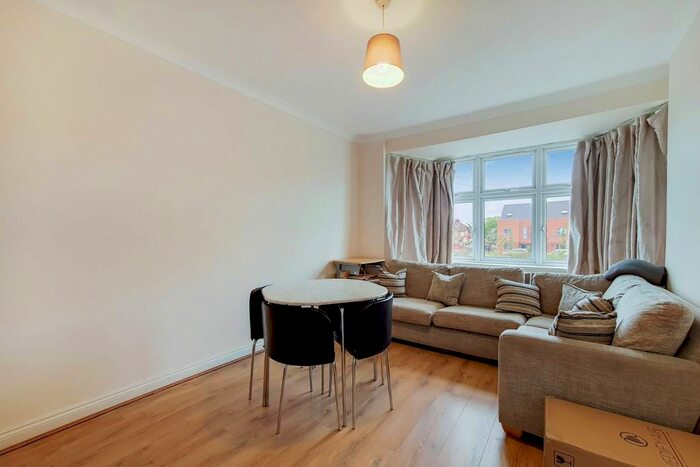 3 Bedroom Flat To Rent In Western Avenue, Ealing, London, W3