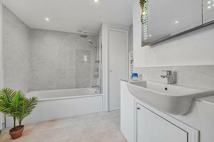 2 Bedroom Apartment To Rent In Oakden Street, London, SE11