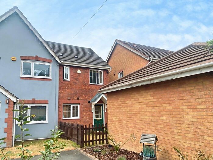 2 Bedroom Semi Detached House To Rent In Hedge Way, Nuneaton, Warwickshire, CV10