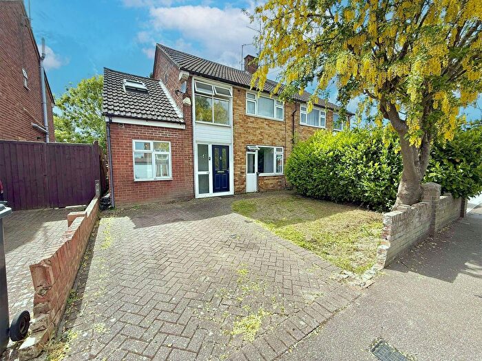 4 Bedroom Semi-Detached House For Sale In Evelyn Road, Dunstable, LU5