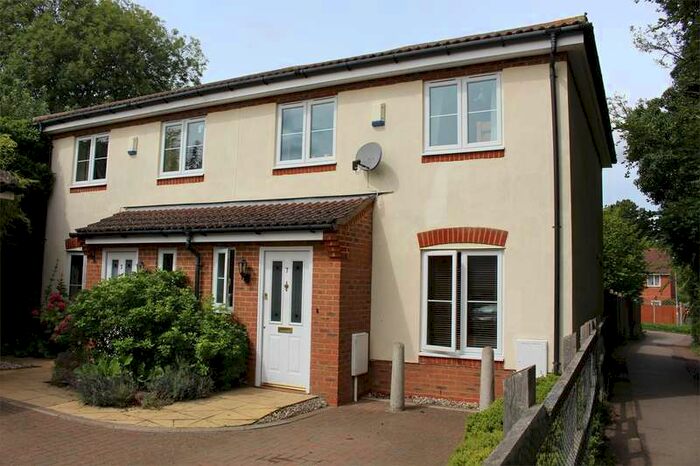 3 Bedroom Semi-Detached House To Rent In Stuart Drive, Hitchin, SG4