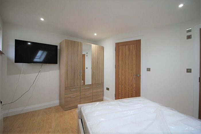 1 Bedroom Flat To Rent In Hale Lane, Edgware, HA8