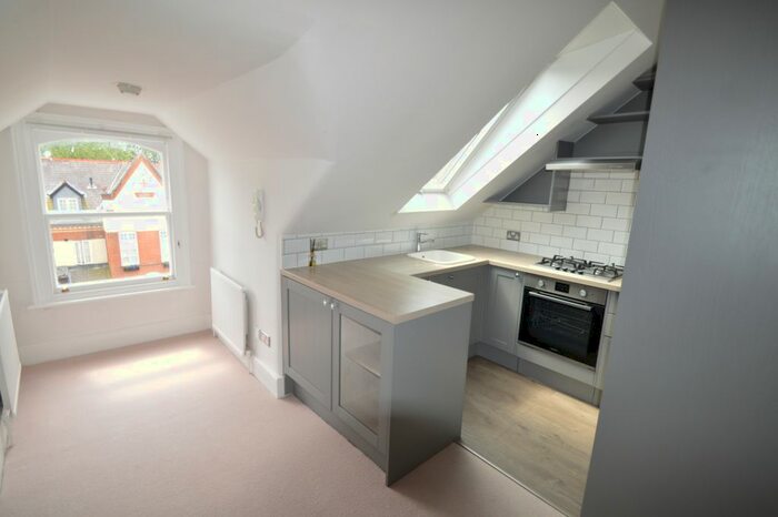 1 Bedroom Flat To Rent In Hillbury Road, London, SW17