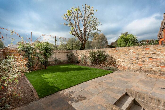 2 Bedroom Flat To Rent In Lammas Park Road, London, W5