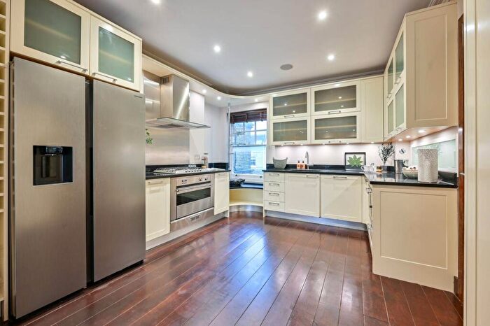 3 Bedroom Flat To Rent In Elm Park Gardens, Chelsea, London, SW10