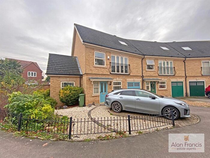 4 Bedroom House To Rent In Faraday Drive, Shenley Lodge, Milton Keynes, MK5