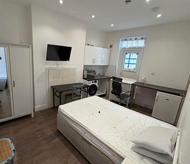 Studio To Rent In Brent Street, Hendon, NW4