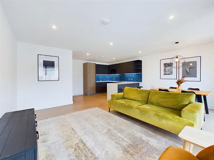 3 Bedroom Flat To Rent In Rosewood House, Shoreditch, E2