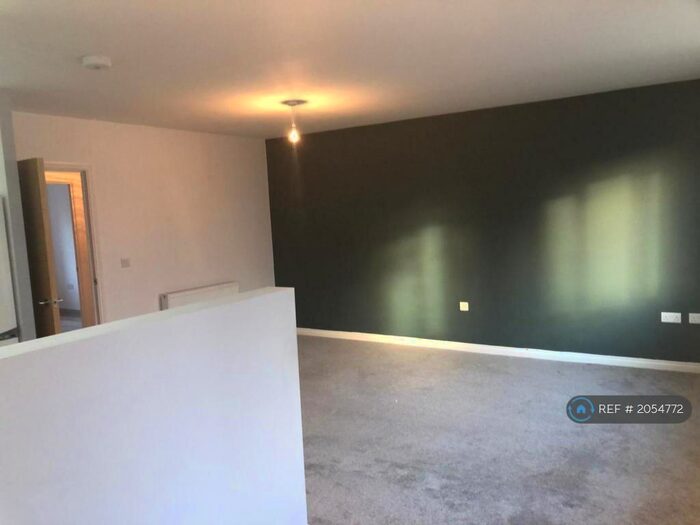 2 Bedroom Flat To Rent In Chestnut Lane, Leeds, LS14