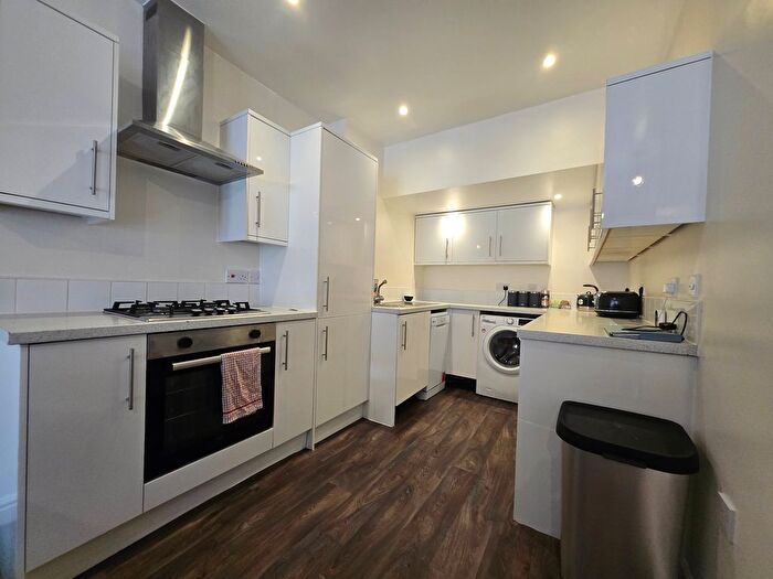 3 Bedroom Flat To Rent In High Street, Dawlish, EX7