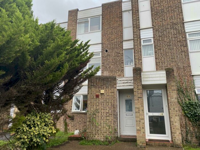 2 Bedroom Maisonette To Rent In Maplins Close, Rainham, ME8