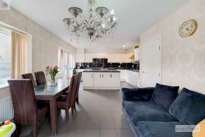 4 Bedroom Detached House To Rent In Egbert Close, RM12