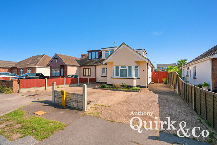 4 Bedroom Bungalow For Sale In Stevens Close, Canvey Island, SS8