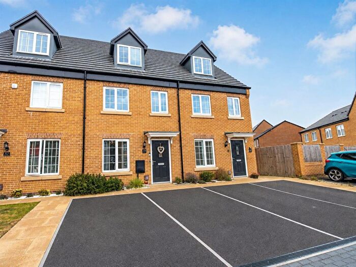 3 Bedroom Town House For Sale In Knight Street, Pontefract, WF8