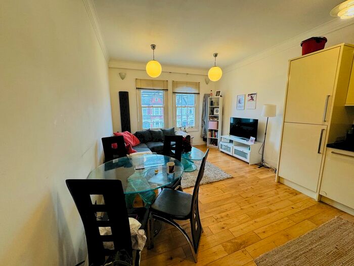 3 Bedroom Flat To Rent In Trinity Road, London, SW17