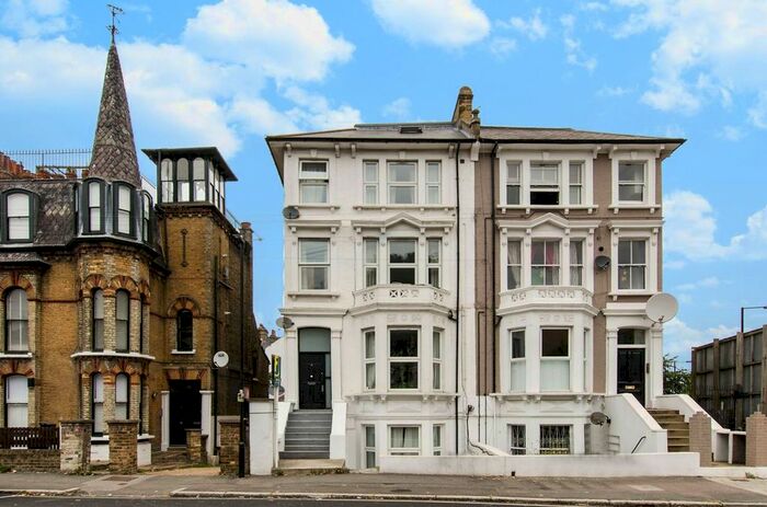2 Bedroom Flat For Sale In Haselrigge Road, Clapham, London, SW4