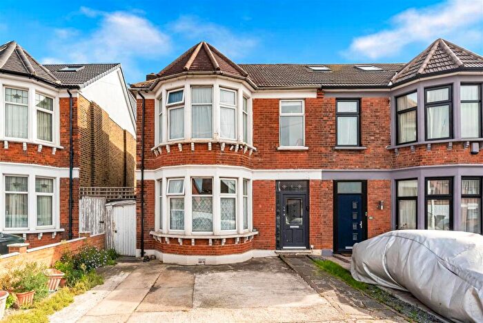 4 Bedroom Semi Detached House For Sale In Goodmayes Lane, Ilford, IG3