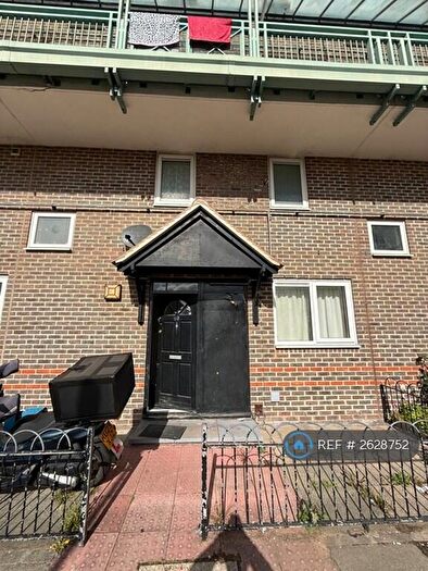 3 Bedroom Detached House To Rent In Tiptree Crescent, Ilford, IG5