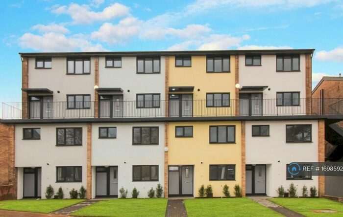 2 Bedroom Maisonette To Rent In Essex Close, Bordon, GU35