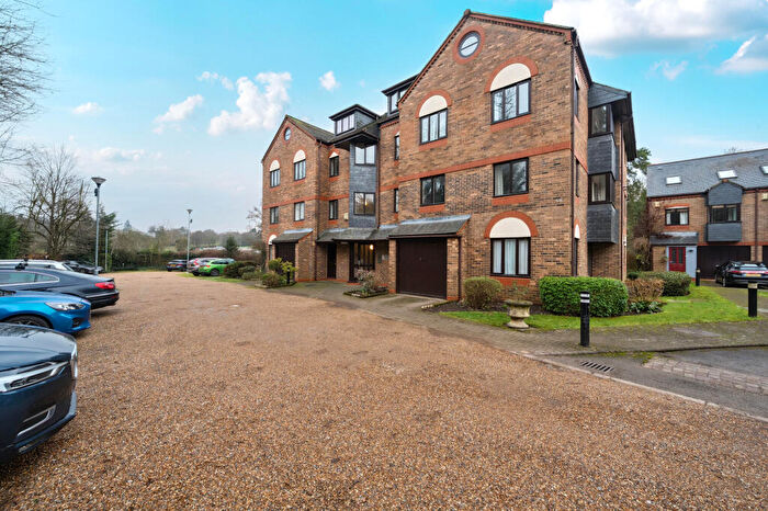 2 Bedroom Flat For Sale In Abbey Mill Lane, St. Albans, AL3