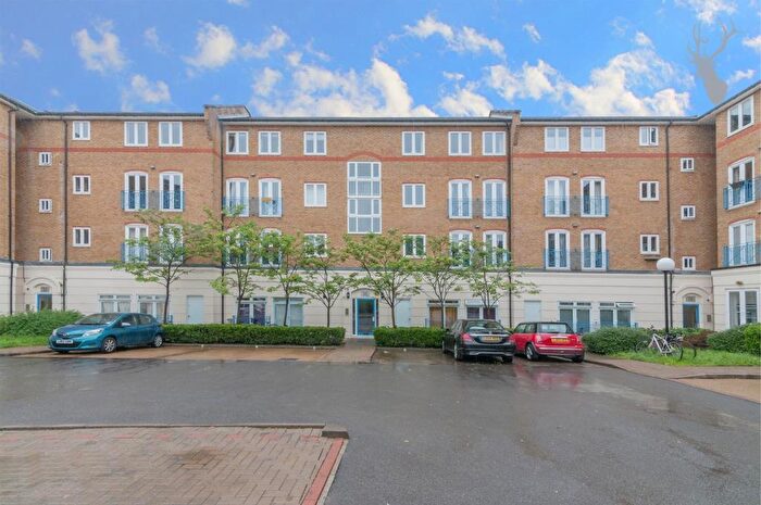 2 Bedroom Flat To Rent In Fuller Close, Shoreditch, E2