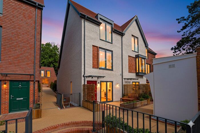 4 Bedroom Town House For Sale In The Grove, Coulsdon, CR5