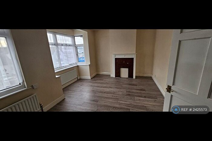 1 Bedroom Flat To Rent In Lake Avenue, Slough, SL1