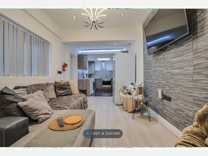 6 Bedroom Terraced House To Rent In Littleton Road, Salford, M6