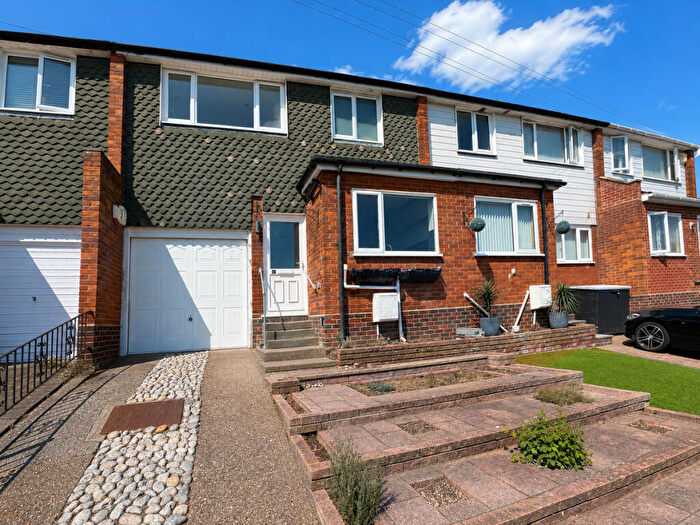 3 Bedroom Terraced House For Sale In Russett Way, Hockley, SS5